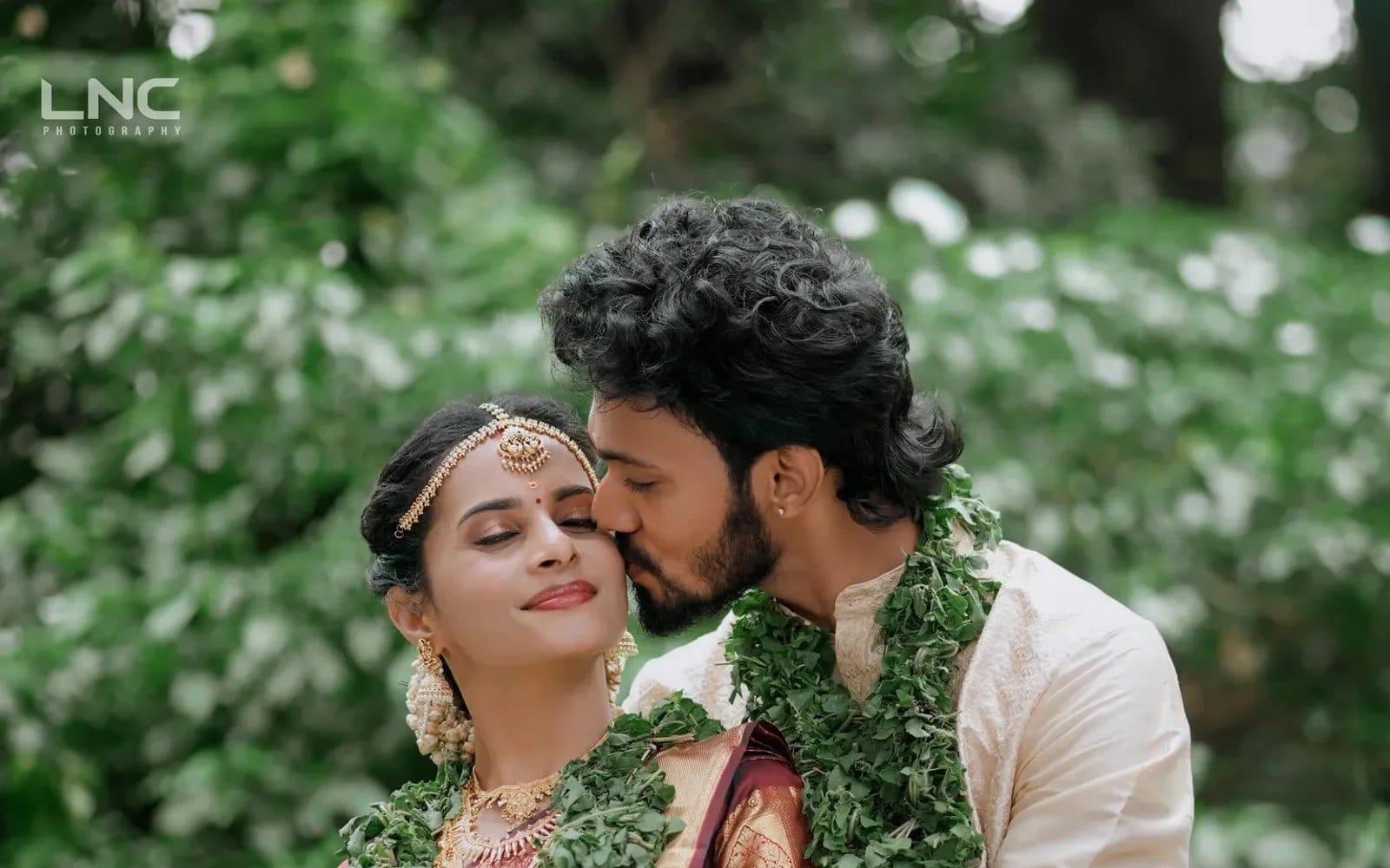 A Malayali wedding couple in traditional Kerala attire, photographed by LNC Photography